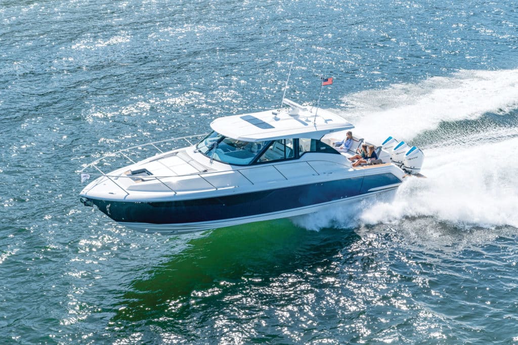 Tiara Sport 43 LE running offshore