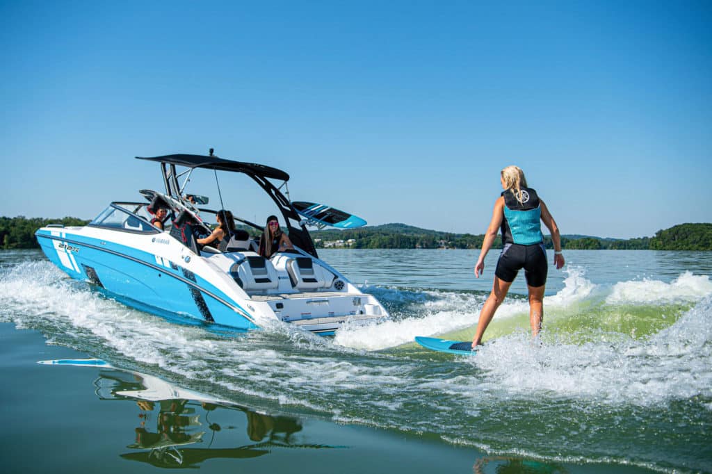 Yamaha 212XD wakesurfing