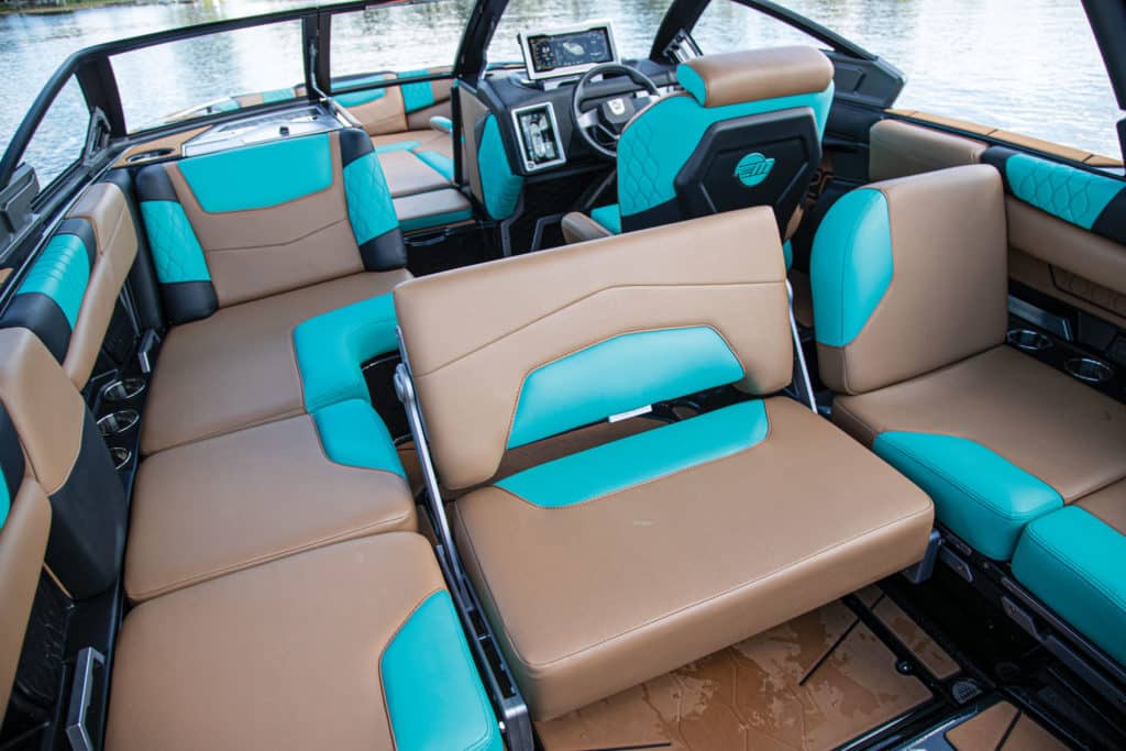 Malibu M220 aft-facing seat