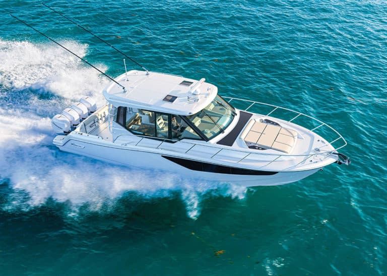 Boston Whaler 405 Conquest running shot