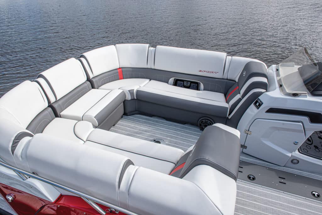 Princecraft Vogue 25 RL Sport bow seating