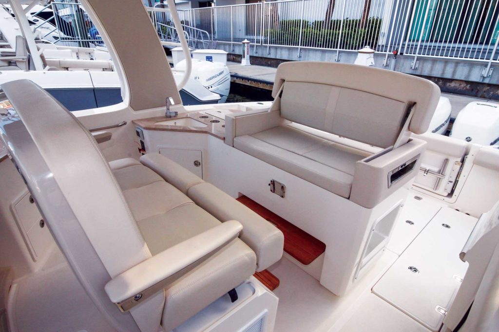 Boston Whaler 350 Realm