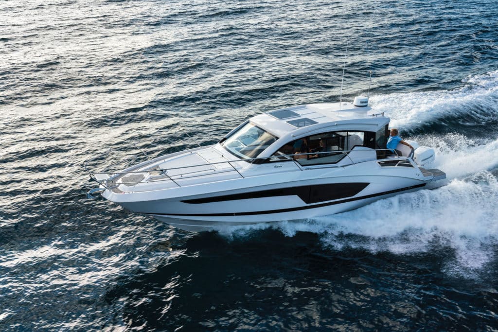 Four Winns Vista 355 Boat Test