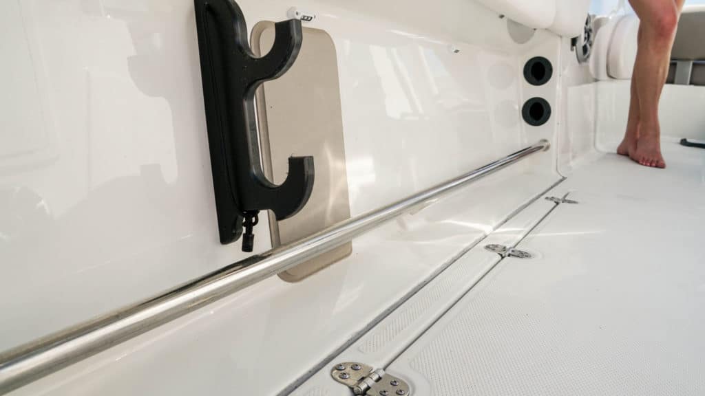 Finseeker 220 Center Console rod storage