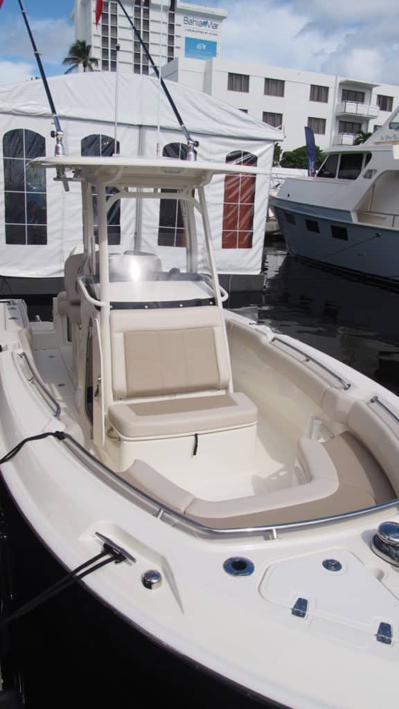 Boston Whaler 230 Outrage