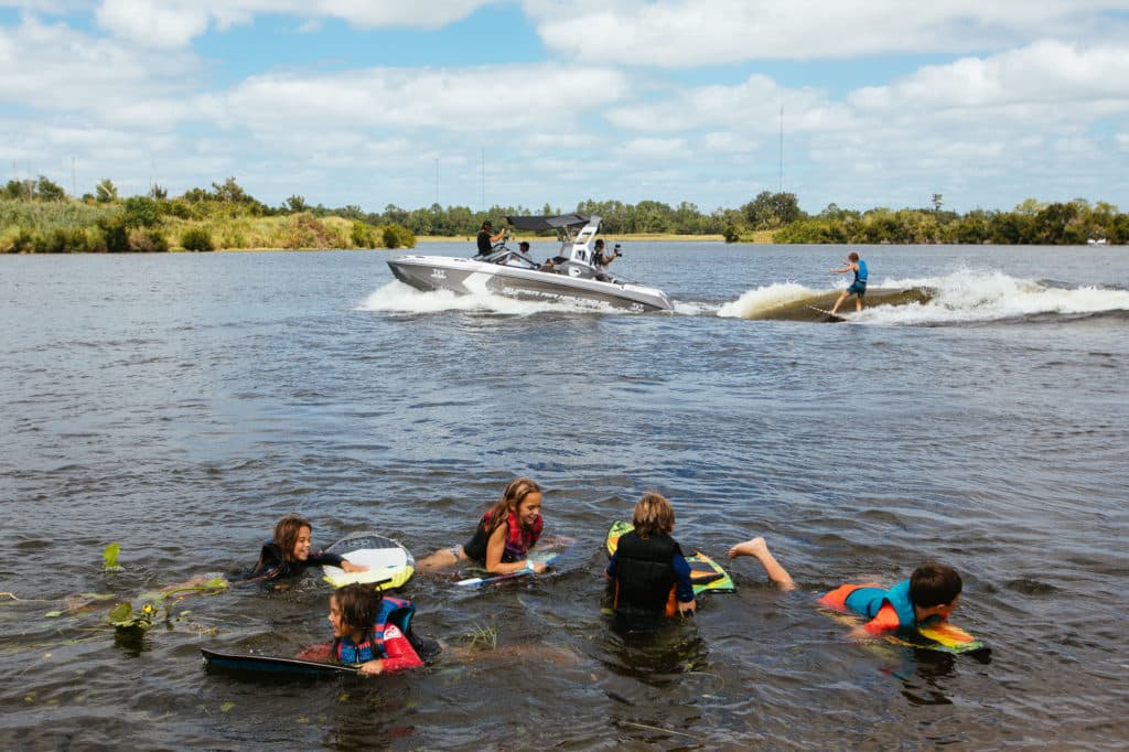 Nautique's G23 throwing waves