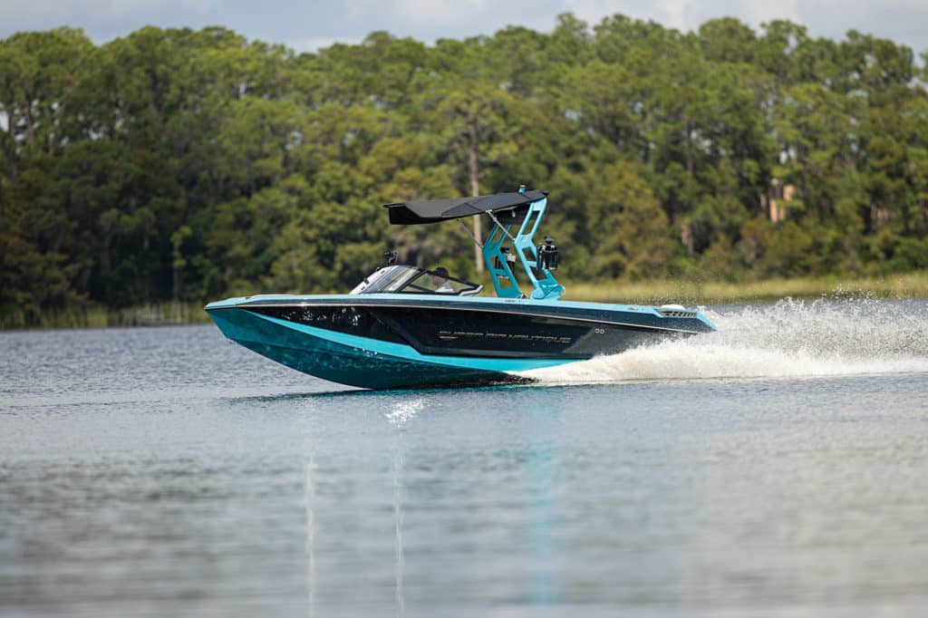 Super Air Nautique GS22E running on the lake