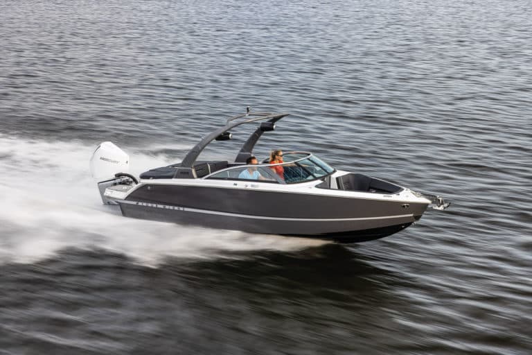 Four Winns H2 Outboard running in a lake