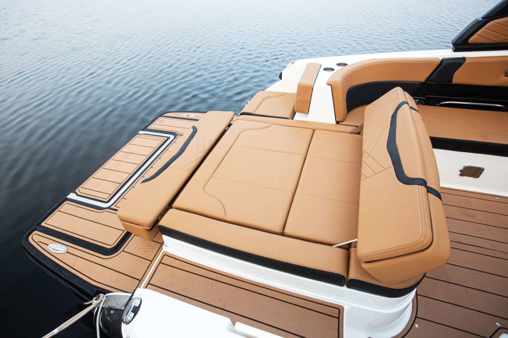 Chaparral 28 Surf aft seating