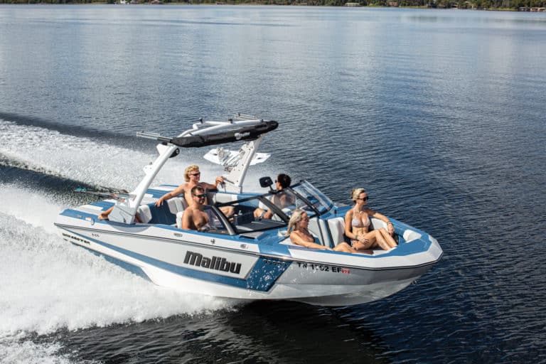 Malibu Wakesetter 21 LX on the lake