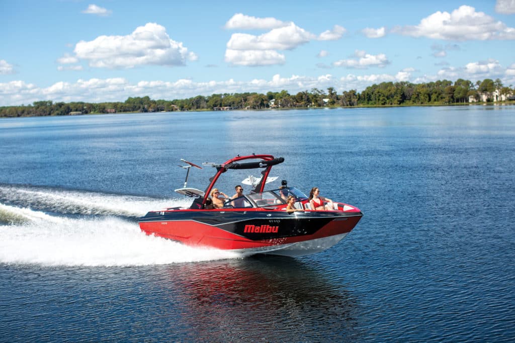 Wakesetter 25 LSV out on the lake