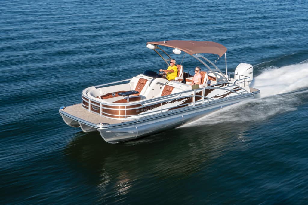 R25 Swingback Bowrider cruising