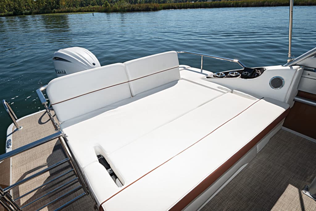 R25 Swingback Bowrider stern seating