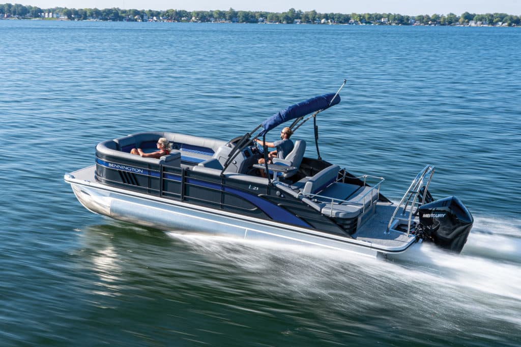 Bennington L23 Swingback cruising