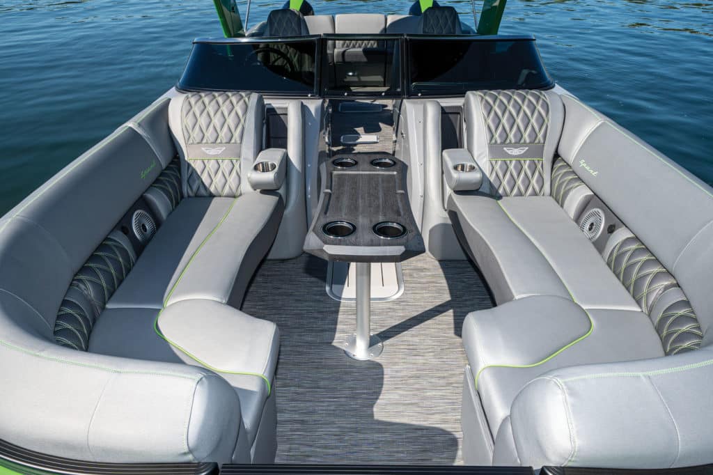 Q27 Twin-Engine Fastback bow seating
