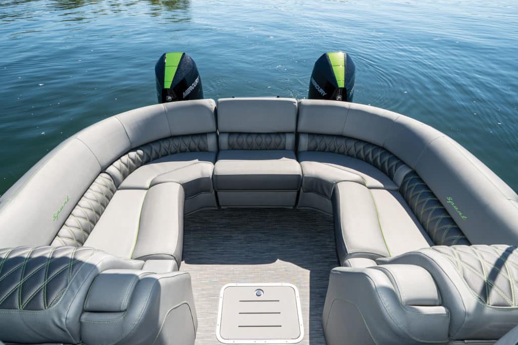 Q27 Twin-Engine Fastback aft seating