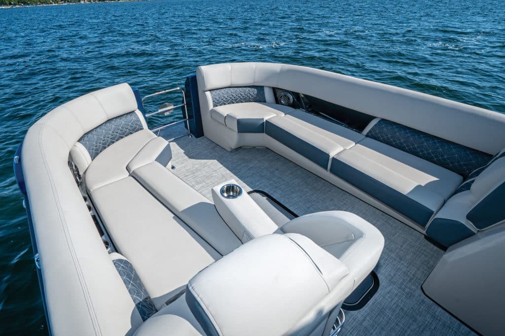 Grand Mariner 250 SL bow seating