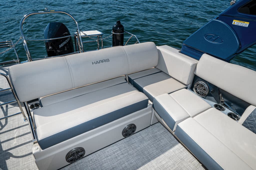 Grand Mariner 250 SL cockpit