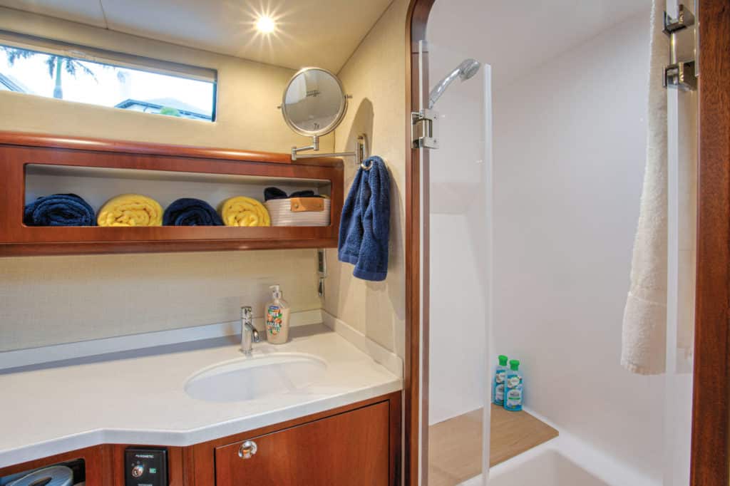 Huckins Hybrid Sportsman 38 shower