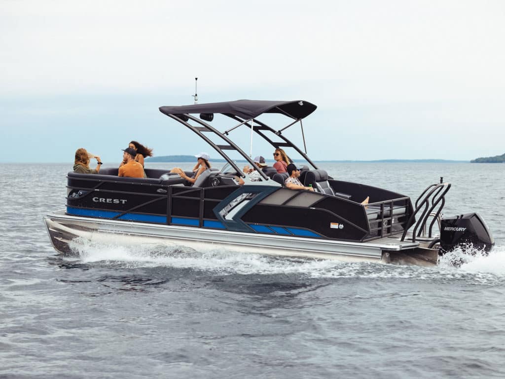 Crest Caribbean RS 230 SLRC cruising on the lake