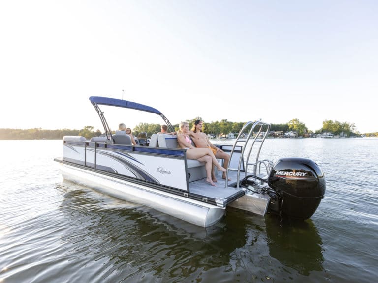 Qwest 822 Splash Pad LTZ with boaters lounging