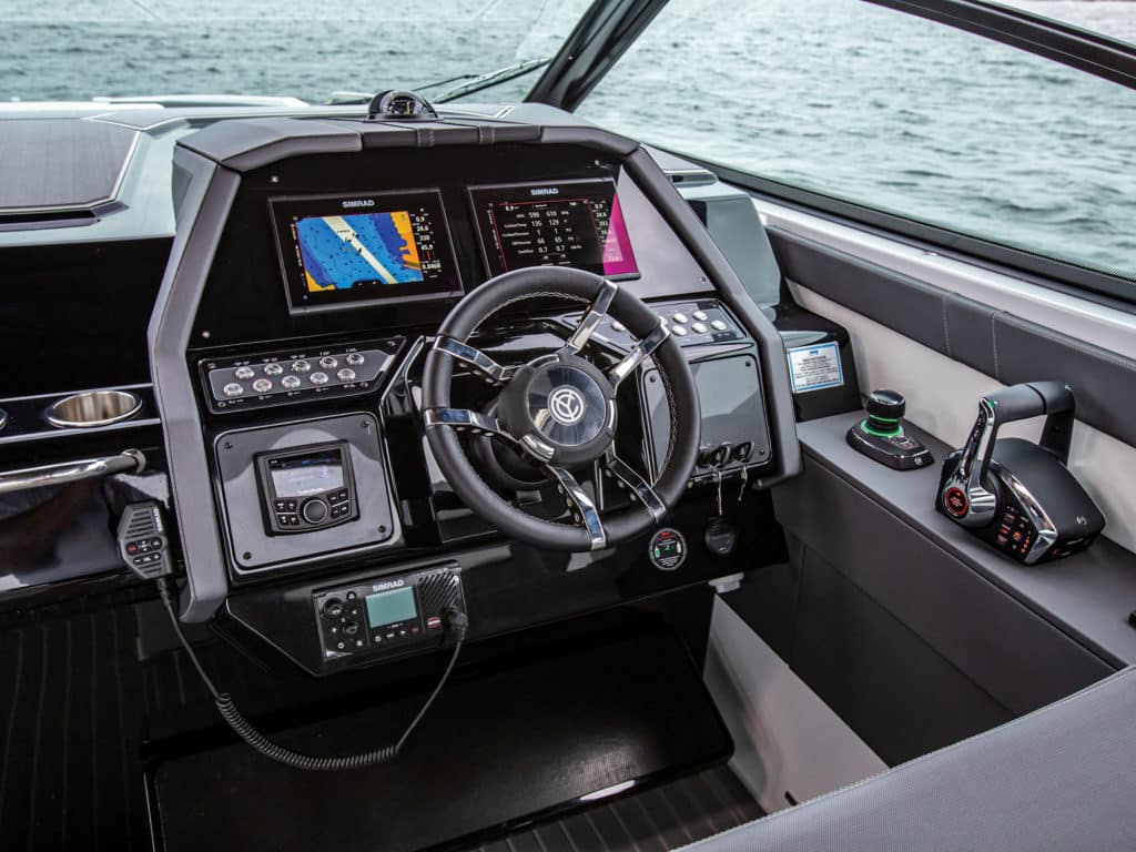 Cruisers Yachts 34GL helm