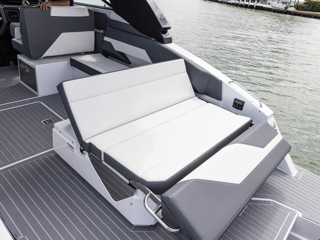 Cruisers Yachts 34GL aft lounge