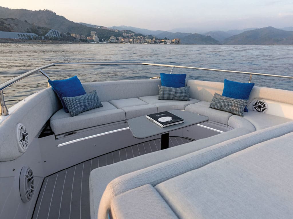 Azimut Yachts Verve 42 bow seating