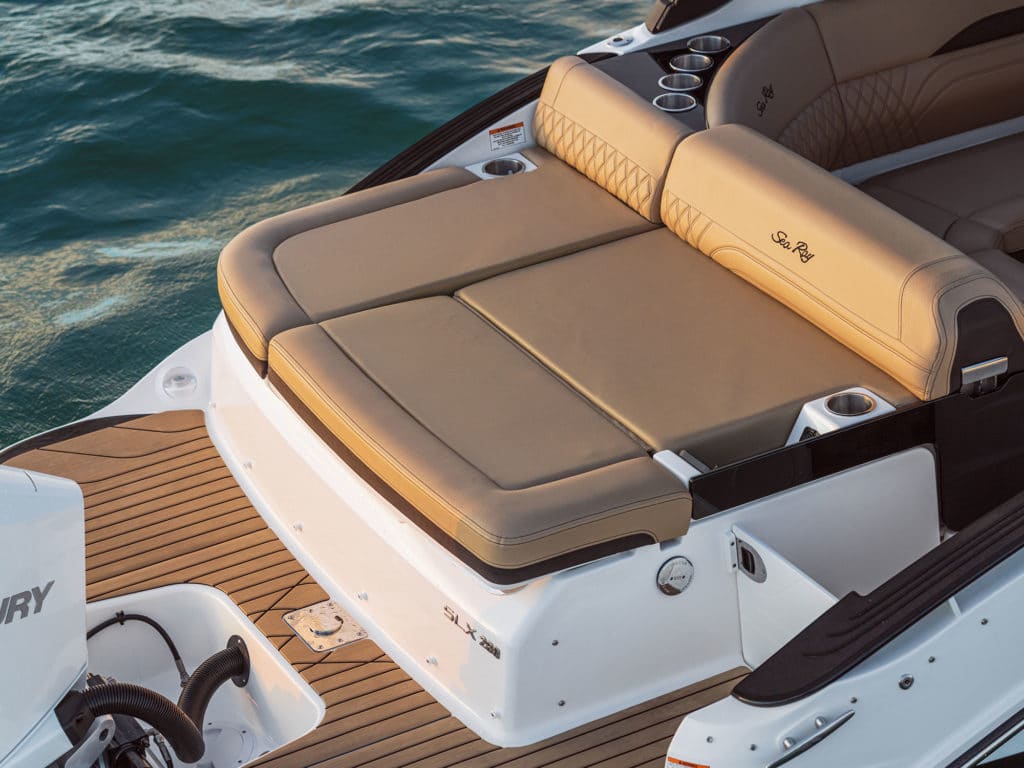 Sea Ray SLX 260 Outboard aft sunpad