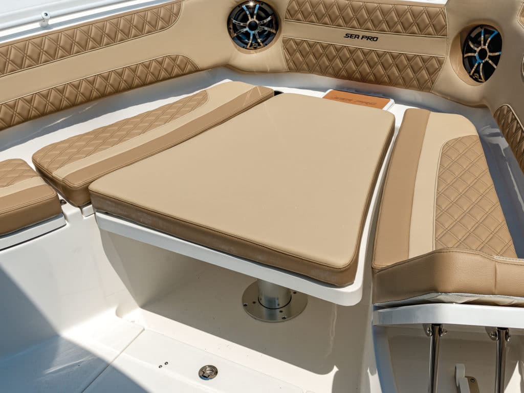 Sea Pro 320 DLX Offshore bow seating
