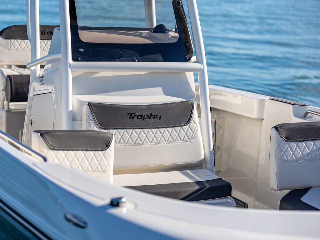 Bayliner Trophy T24CC bow seating