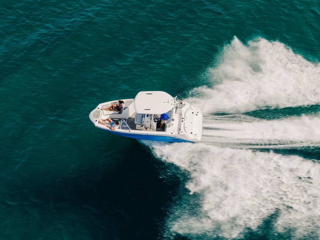 Yamaha 222 FSH Sport E cruising through waves