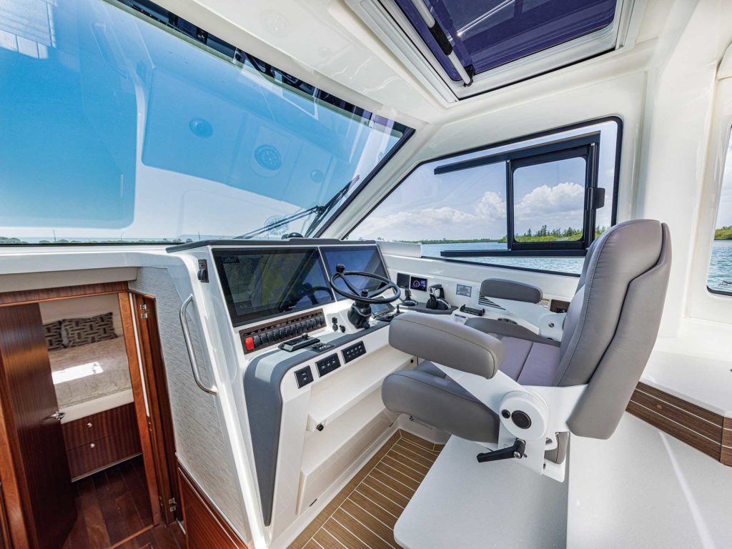 Pursuit OS 445 helm