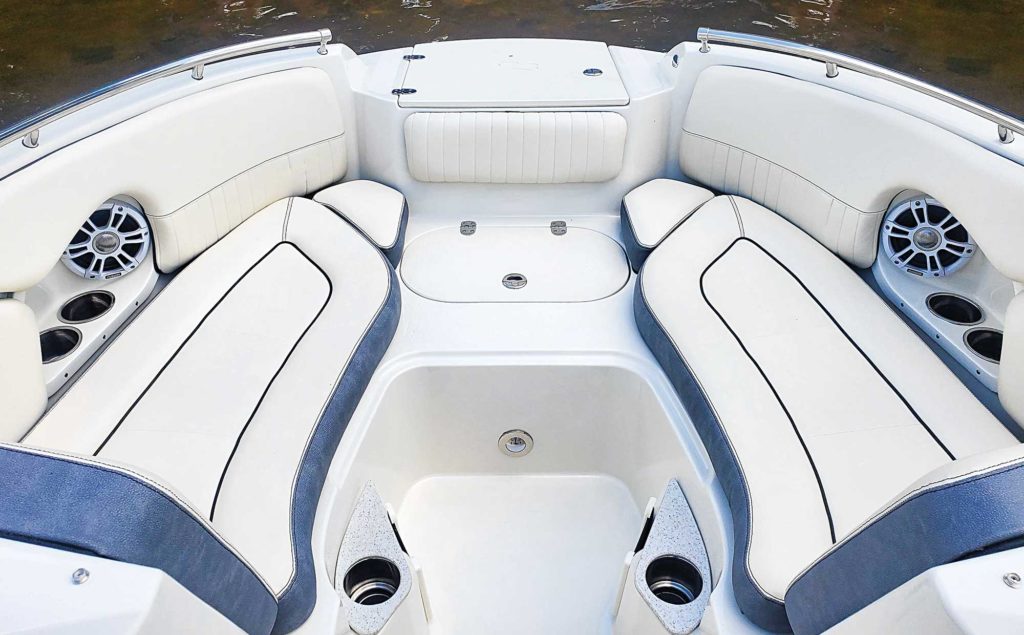 Stingray 211DC bow seating