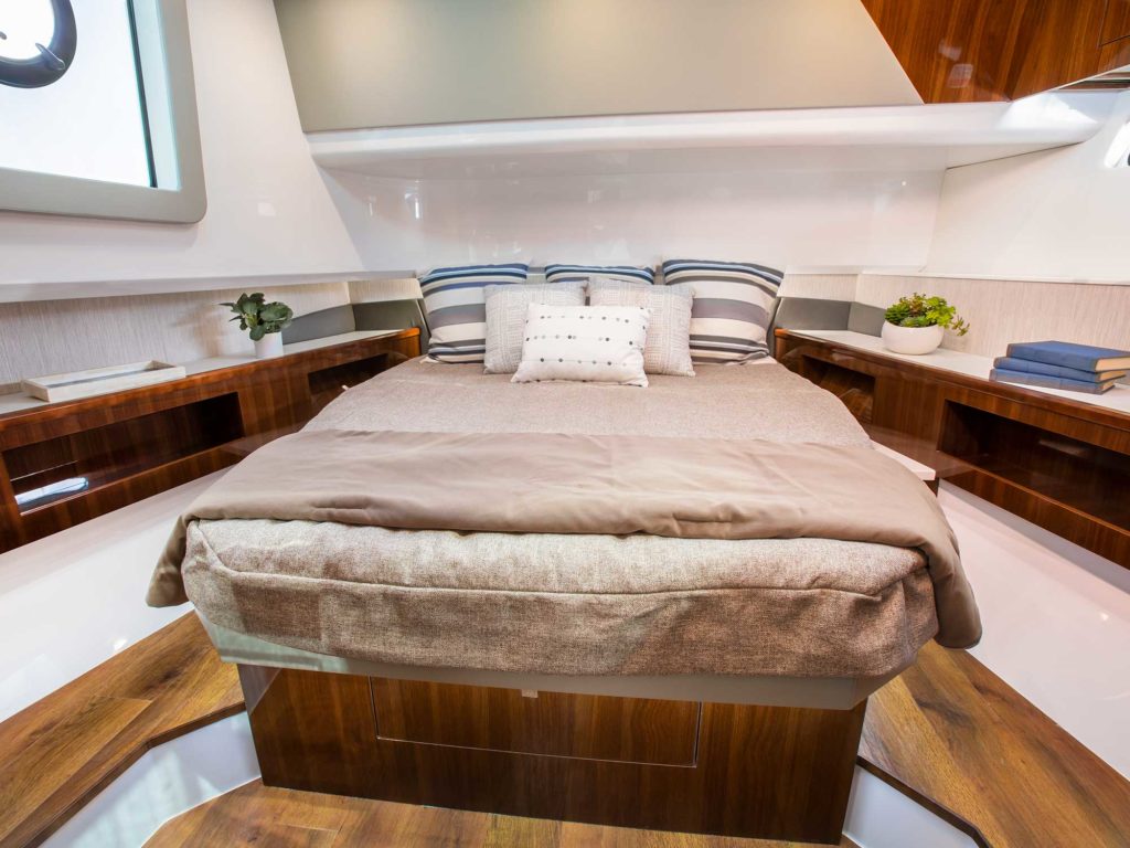 Cruisers Yachts 50 GLS cabin