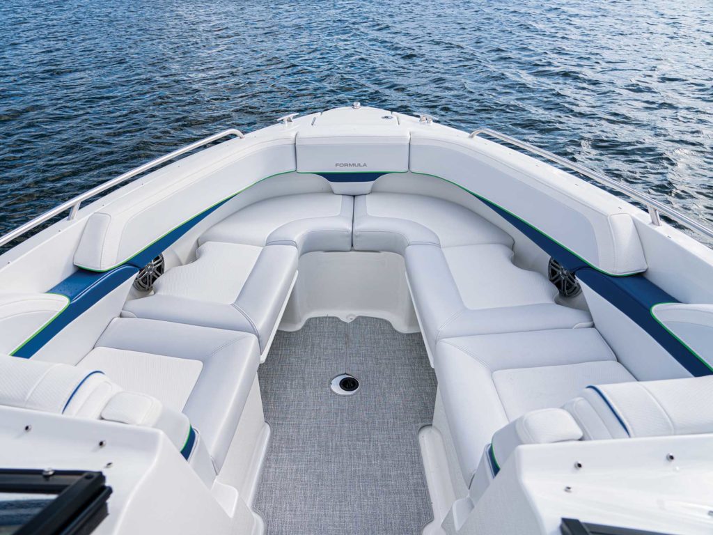 Formula 270 Bowrider bow seating