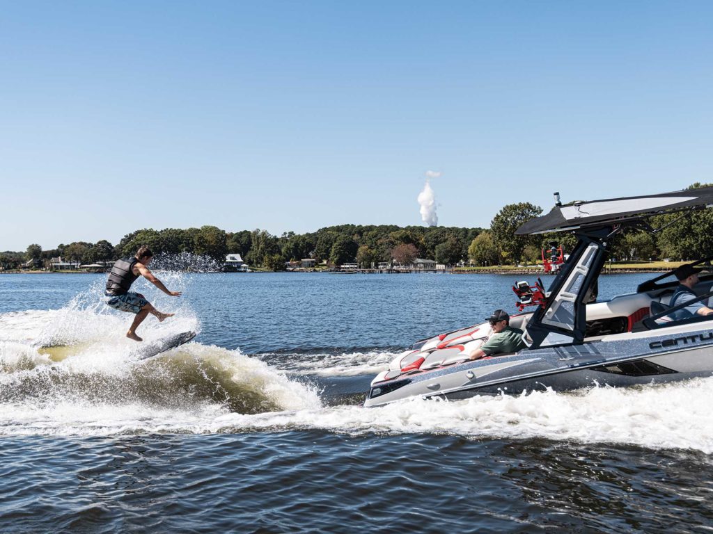 Centurion Fi23 wakesurfing