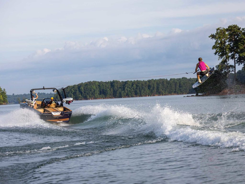 Heyday WT-2DC pulling a wakeboarder