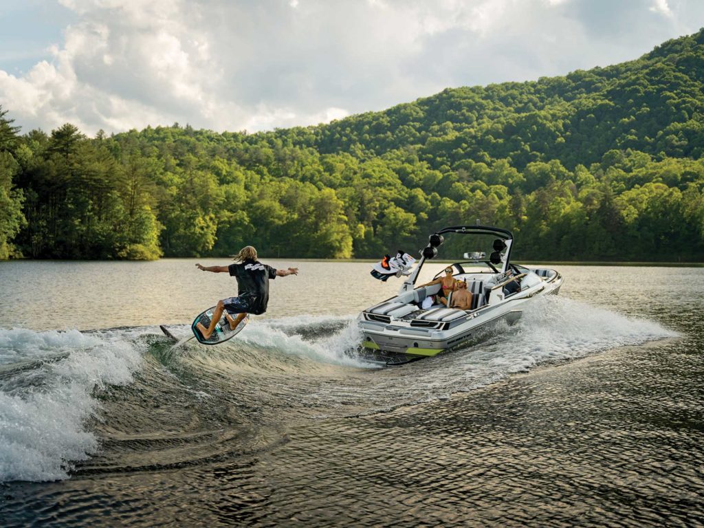 Malibu Wakesetter 22 LSV on the lake