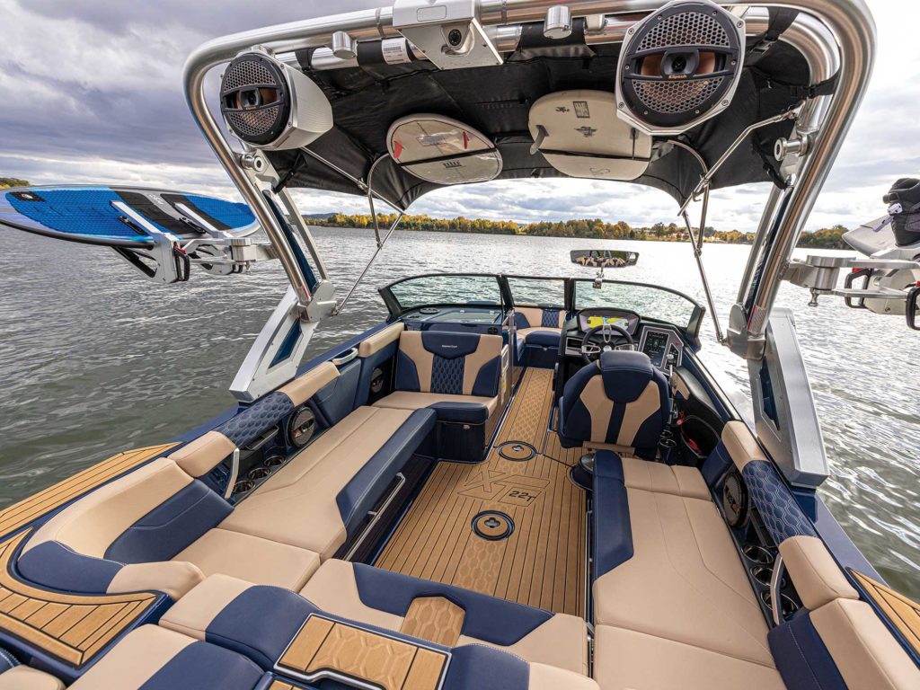 MasterCraft XT22 T cockpit