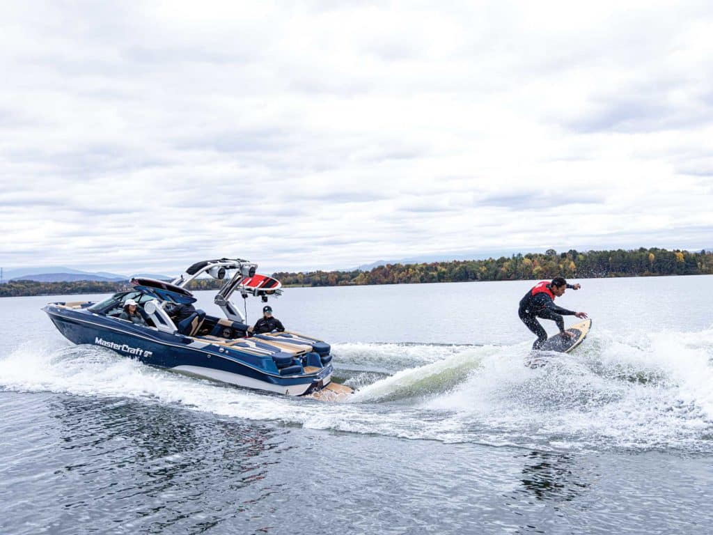 MasterCraft XT22 T wakesurfing