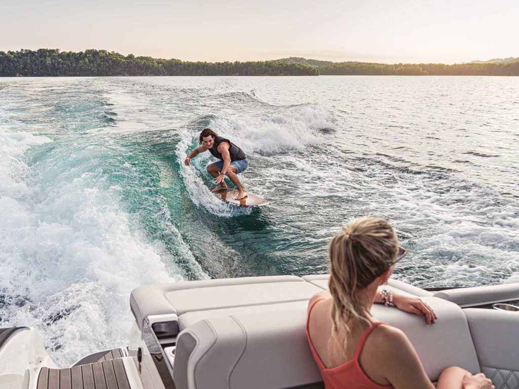 Sea Ray SLX 260 Surf wakesurfing