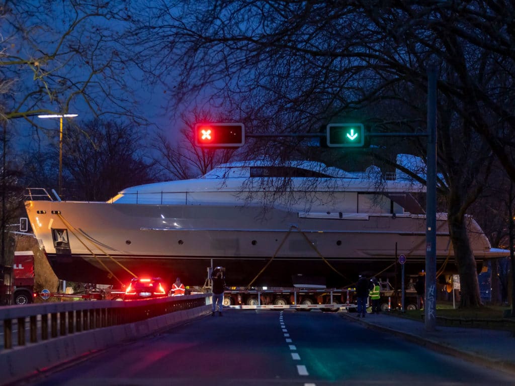 Large yacht moving to boot Dusseldorf