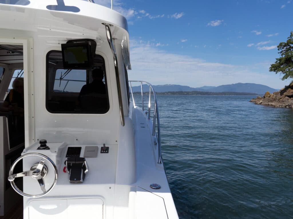 Ocean Sport Roamer 30 cockpit