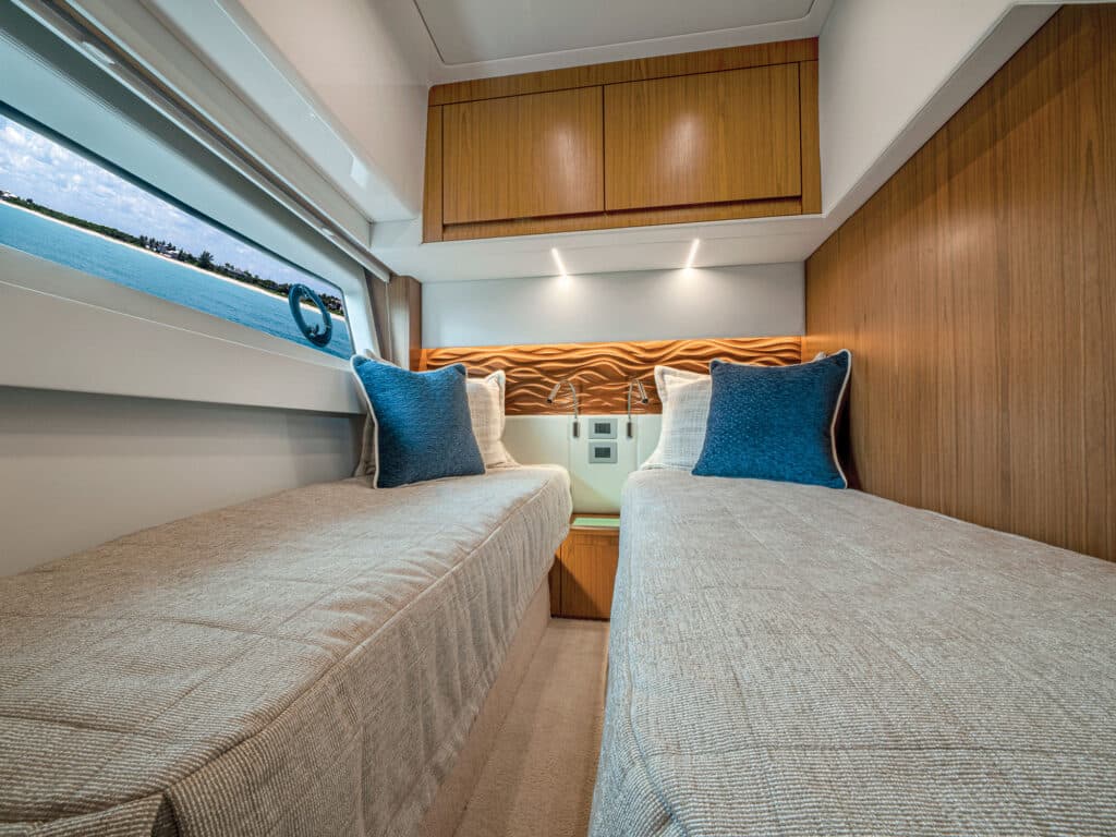 Tiara EX 60 guest berth