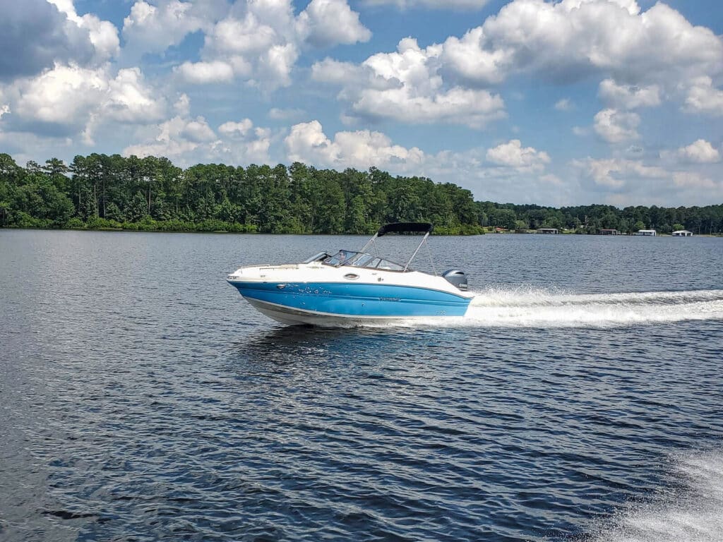 Stingray 211DC on the lake