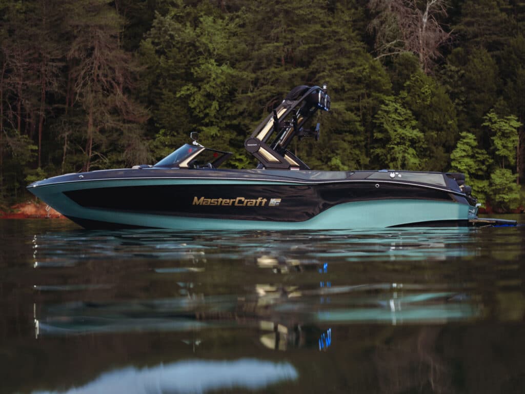 MasterCraft XT25 on the lake