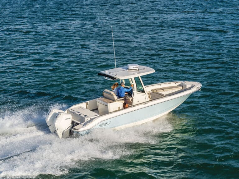 Boston Whaler 280 Dauntless running in the ocean