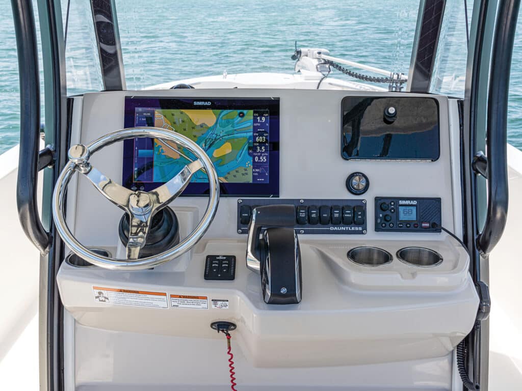 Boston Whaler 280 Dauntless helm