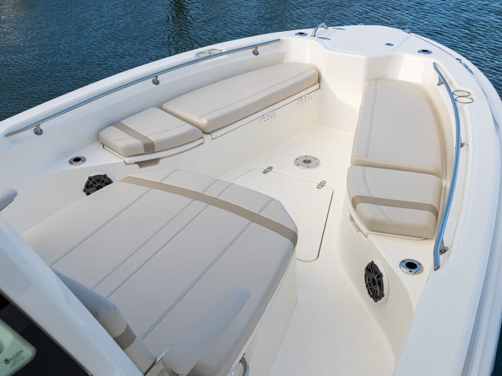 Boston Whaler 280 Dauntless bow seating